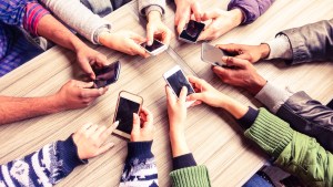 Francja zakazuje korzystania z telefonów