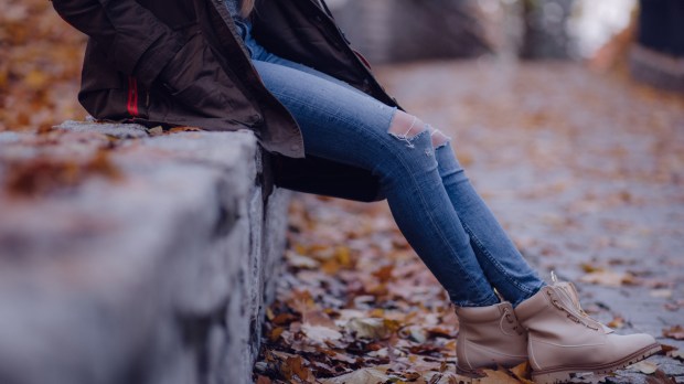 web-dziewczyna-nogi-park-aleja-jesien-pexels-cc0