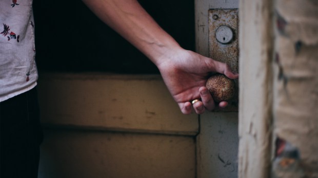 web-klamka-reka-drzwi-drewno-pexels-cc0