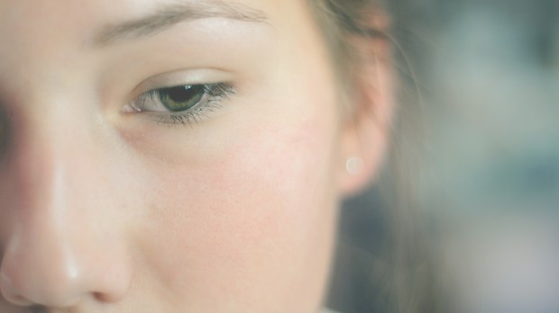 web-oko-dziewczyna-smutek-zal-sophia-louise-flickr-cc