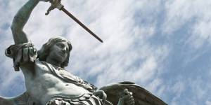 Modlitwa do św. Michała Archanioła. Dlaczego Jan Paweł II zachęcał do jej odmawiania?