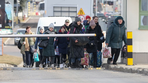 Uchodźcy z Ukrainy przekraczają Polską granicę