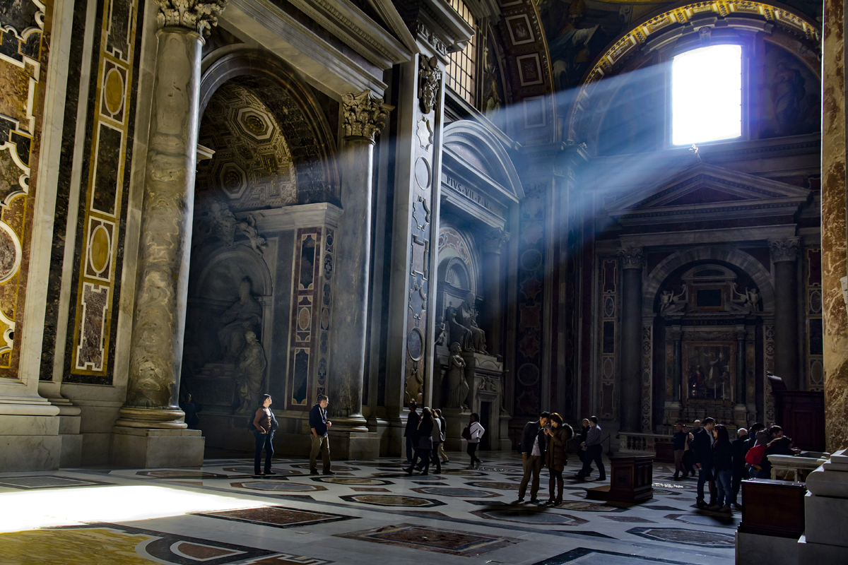 WEB ST PETERS BASILICA DETAIL INTERIOR AT004 Shutterstock 01