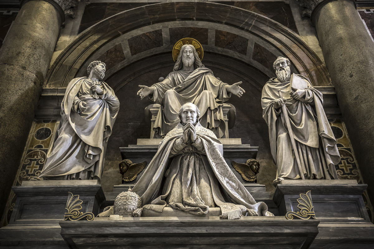 WEB ST PETERS BASILICA DETAIL INTERIOR AT004 Shutterstock 02
