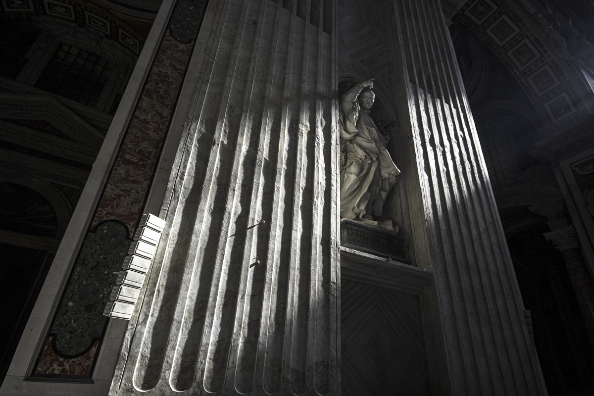 WEB ST PETERS BASILICA DETAIL INTERIOR AT004 Shutterstock 07