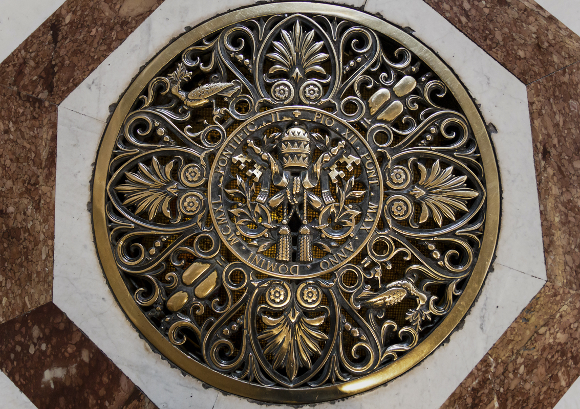 WEB ST PETERS BASILICA DETAIL INTERIOR AT004 Shutterstock 10