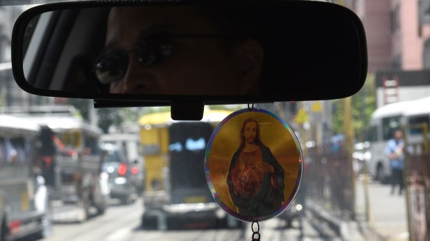 Prier ou conduire : aux Philippines, il faut choisir