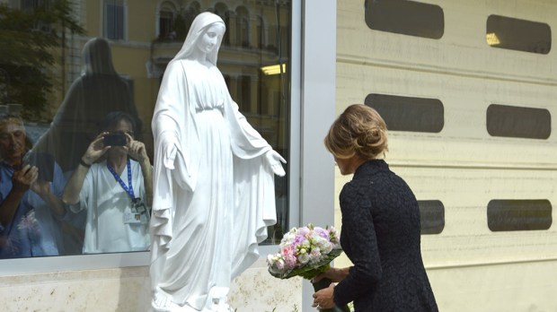 Melania Trump przed figurą Maryi