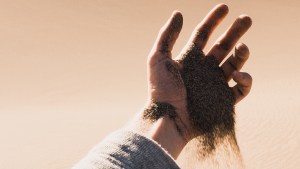 Ręka i przesypujący się piasek