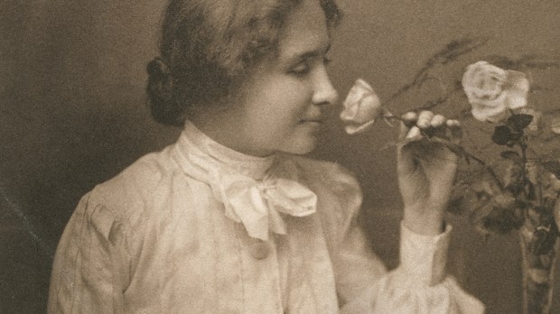 Helen Keller wącha kwiaty