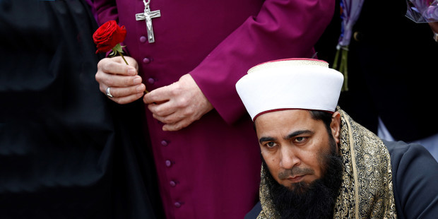 Muzułmański imam, za nim biskup