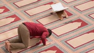 Muzułmanin modli się w meczecie