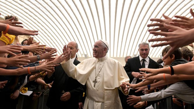 Wyciągnięte ręce młodych ludzi,. którzy chcą przywitać się z papieżem