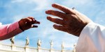 Ręka dziecka i papieża Franciszka