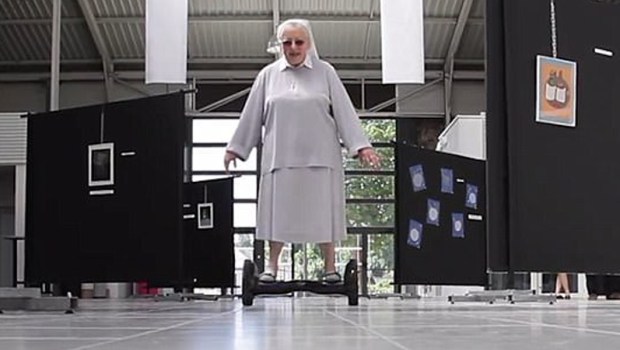 Siostra Fabienne na hoverboardzie