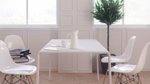 Białe krzesła i stolik, minimalistyczne wnętrze