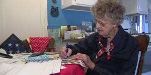 98-letnia staruszka od lat pisze tysiące listów. Do kogo je wysyła?