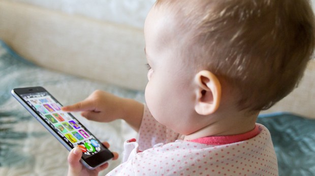 Czy dzieci naprawdę chcą się bawić smartfonami?