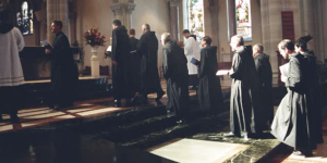 Mnisi z klasztoru Fontgombault śpiewają Salve Regina