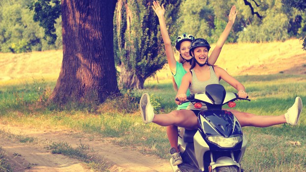Dwie dziewczyny na motorze
