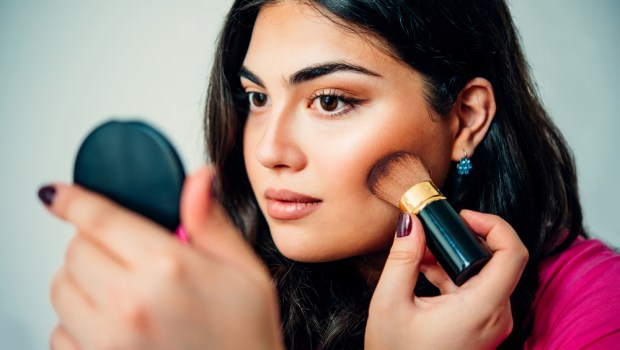 MAKE UP