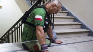 KRZYSZTOF JARZĘBSKI WSZEDŁ NA RĘKACH NA PAŁAC KULTURY