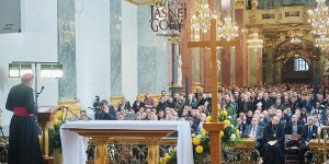 Wiecie, gdzie są mężczyźni? W kościele!