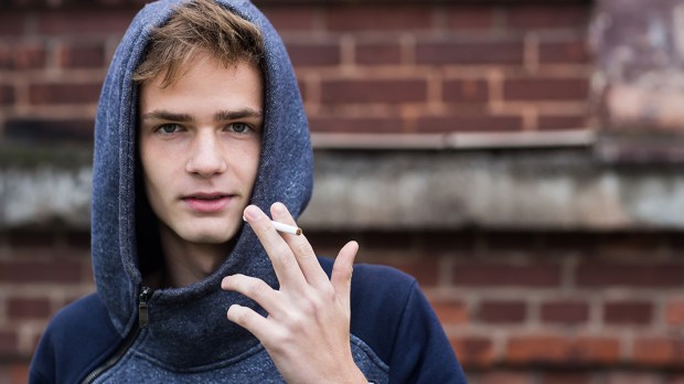 NASTOLATEK Z PAPIEROSEM