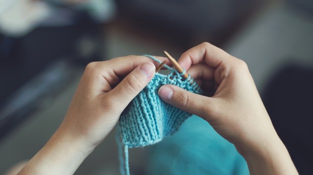 WEB3-KNIT-WOMAN-WOOL-KNITTING-PIXABAY