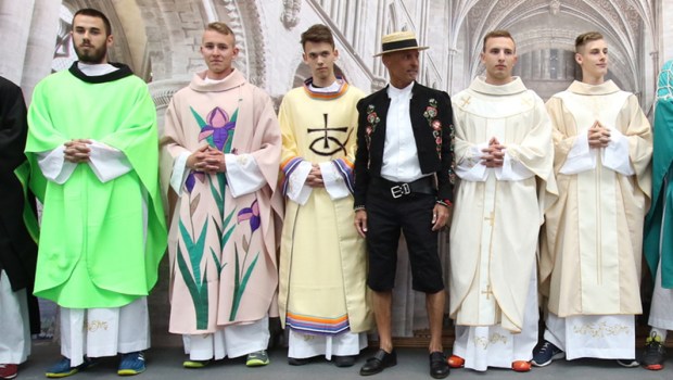 KSIĄDZ MAREK WÓJCIK, PROJEKTANT ORNATÓW