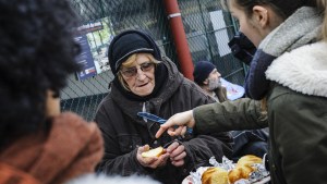 VOLUNTEERS FRANCS HOMELESS