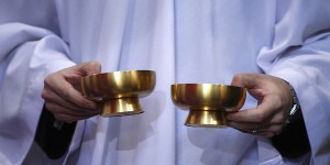 Świecka osoba, która rozdaje komunię. Chciałbyś być listonoszem Pana Boga?
