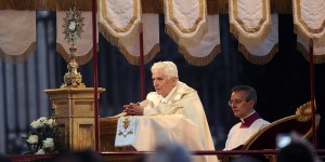 Benedykt XVI o Eucharystii. Te cytaty pomogą Ci wejść w tajemnicę mszy i adoracji