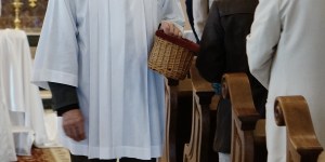 Zbieranie „na tacę” ma ciekawe znaczenie liturgiczne. Warto je znać