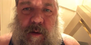 Russel Crowe zaskoczył na Instagramie. Czesze brodę i&#8230; śpiewa chrześcijański hymn  [wideo]