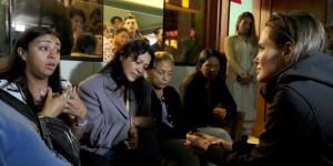 Angelina Jolie „w skórze” wenezuelskich migrantów. Słucha ich historii