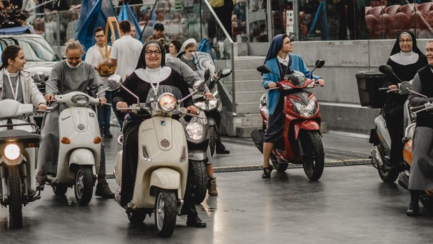 SIOSTRY ZAKONNE WJECHAŁY NA STADION NA MOTORACH