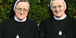 Rozdzielone. O siostrach bliźniaczkach, które poznawały się w klasztorze [reportaż]