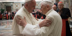 „Jest świętym”: Franciszek o Benedykcie XVI. Historyczne zdjęcia „dwóch papieży” [galeria]