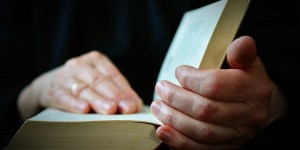 Czytanie Biblii na chybił trafił: czy tak odczytam Bożą wolę? Pułapki, niebezpieczeństwa i wskazówki