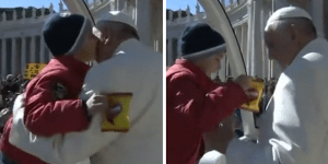 Jak papież Franciszek dostał od chłopca… paczkę chipsów