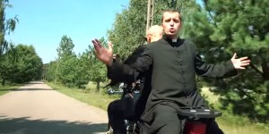 Tego jeszcze nie było! Raper i ksiądz na motocyklu śpiewają: Wybieraj Jezusa!