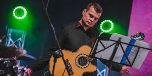 Nawrócony fan metalu na onkologii. Przechodzi leczenie, modli się i ewangelizuje w szpitalu