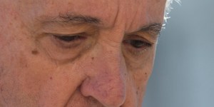 &#8220;Papież chce ucałować stopy cierpiących braci&#8221;. Kolejna karetka od Franciszka trafi dziś na Ukrainę
