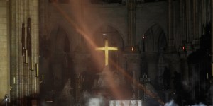 Pożar Notre Dame: kapelan uratował Najświętszy Sakrament i pobłogosławił nim płonącą katedrę