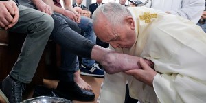 Papież obmył nogi więźniom. „Bycie sługą to reguła Ewangelii” [zdjęcia]