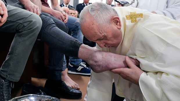 web3-pope-holy-thrusday-prison-wash-feet-kiss-afp-000_1fr4r4.jpg