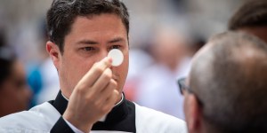 Jak długo, jakimi słowami i za kogo powinniśmy się modlić po Komunii?