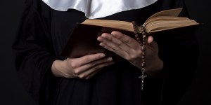 Jestem osobą konsekrowaną. W dzieciństwie zostałam skrzywdzona przez duchownego [świadectwo]