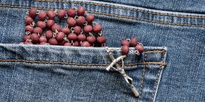 10 głębokich cytatów o różańcu z pism św. Josemarii Escrivy